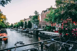 Tajemnice Amsterdamu: Miasto kanałów, kultury i kreatywności