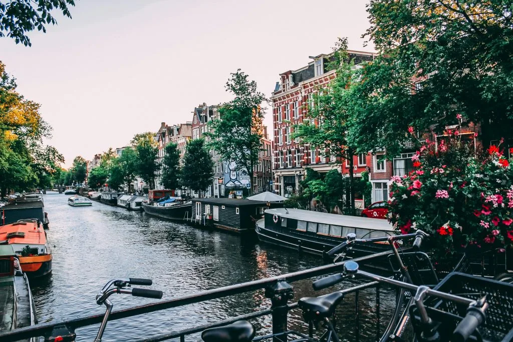 You are currently viewing Tajemnice Amsterdamu: Miasto kanałów, kultury i kreatywności