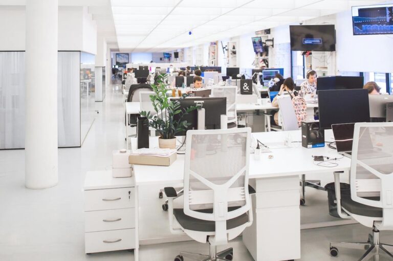 praca zdalna vs. biuro