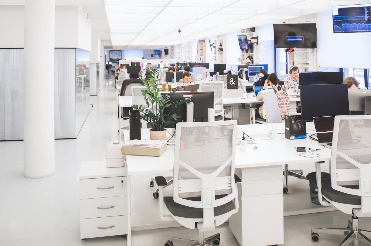 praca zdalna vs. biuro